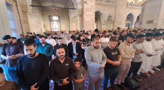 Adana'da camileri dolduran vatandaşlar, bayram namazı için saf tuttu