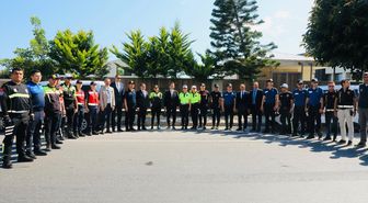 Alanya Kaymakamı Şakir Öner Öztürk, trafik denetiminde sürücülerle bayramlaştı