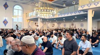 Almanya'da Müslümanlar, bayram namazı için Brühl Camii'ne akın etti