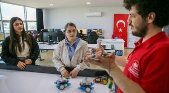 Diyarbakır'da robotik kodlama atölyesiyle öğrenciler teknolojiye yönlendiriliyor