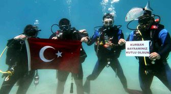 Fethiye'de dalgıçlardan 'ıslak' bayram kutlaması