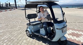 Güneş paneli taktığı elektrikli motosikletle 'ücretsiz' yolculuk yapıyor