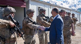 Hakkari Valisi Taşyapan güvenlik güçleriyle bayramlaştı