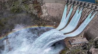 Karakaya Barajı'nda 173 metre yükseklikten tahliye edilen su görsel şölene dönüştü