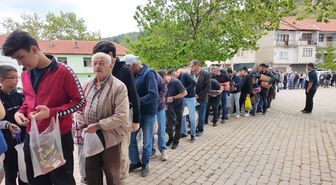 Kaş ilçesinde mahalleli bayram geleneğini yaşatıyor