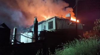 Kastamonu'da çıkan yangında bir ev ve odunlukta hasar oluştu