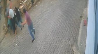 Kesilmek üzereyken kaçan boğa güçlükle yakalandı; o anlar kamerada