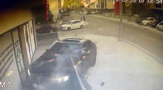 Kontrolden çıkan otomobil, danışmanlık merkezine daldı: O anlar kamerada