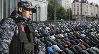 Rusya'da bayram namazında Müslümanlar camilere sığmadı