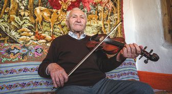 Ömrünü adadığı kemanını 73 yıldır elinden düşürmüyor