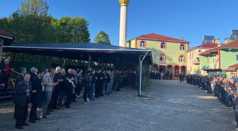 Ordu'da cami çıkışı bayramlaşmak isteyenler metrelerce kuyruk oluşturdu