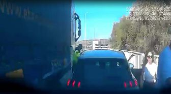 Çeşme'de arızalanan otomobilin güvenliğini sağlamaya çalışan askere TIR çarptı