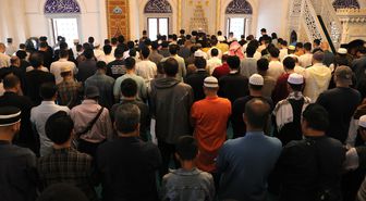Tokyo'da bayram coşkusu taştı! Cemaat avluya sığmadı, namaz 3 kere kılındı