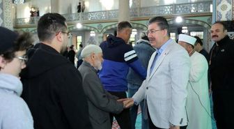 Vali Yılmaz bayram namazını vatandaşlarla birlikte eda etti