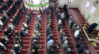 Yüksekova'da bayram namazında vatandaşlar camileri doldurdu