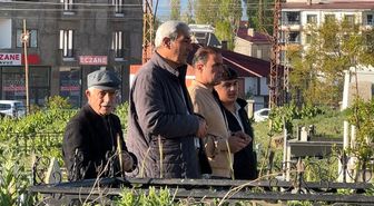 Yüksekova'da vatandaşlar bayram namazı sonrası mezarlıklara akın etti