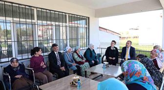 Ağrı Valisi Bozkurt ve eşi bayram ziyaretlerinde şehit aileleri, gaziler, huzurevi sakinleri, çocuklar ve özel ihtiyaçlı bireylerle bir araya geldi