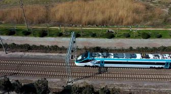 Bakan Uraloğlu: 'Test süreçleri başarıyla devam eden Milli Elektrikli Hızlı Tren'imiz saatte 240 kilometre hıza ulaştı'