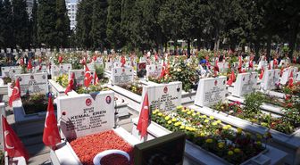 Bayramın ikinci gününde Edirnekapı Şehitliği'ne ziyaretler devam etti