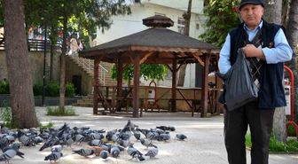 Bayramda Güvercinleri Unutmayan Adam