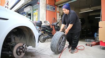 Eşine destek için lastik tamirciliğine başlayan Habibe usta meslekte 12 yılı geride bıraktı