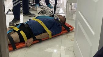 Evinde düşerek yaralanan şahıs ekiplerin yardımıyla hastaneye kaldırıldı