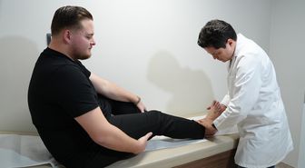 Halı sahada Lisfranc yaralanması yaşayan hasta aylar sonra yürümeye başladı