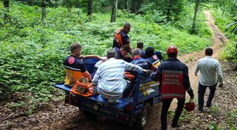 Kayalıklara sıkışan motosikletliye patpatlı kurtarma operasyonu