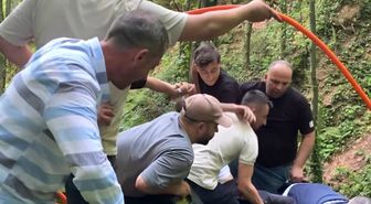 Kayalıklarda mahsur kalan kişiyi, itfaiye kurtardı