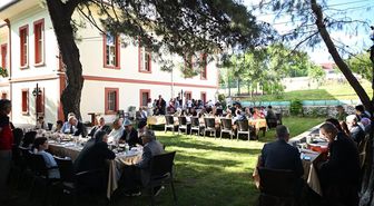 Kırklareli Valisi Turan, huzurevi sakinleri ve devlet korumasındaki çocuklarla bayramlaştı