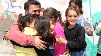 Küçükken hep 'bekledi' şimdi çocuklara ücretsiz dağıtıyor