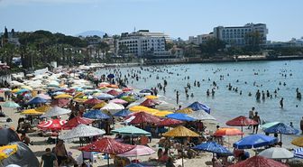 Kuşadası'nda Kurban Bayramı yoğunluğu: 1 milyona yakın tatilci, oteller ve plajlar doldu
