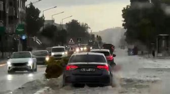 Lüleburgaz'da sağanak yağış hayatı felç etti: Cadde ve sokaklar göle döndü