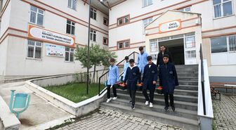 Muş'ta meslek lisesi öğrencileri, cami, okul ve ihtiyaç sahiplerinin evini onarıyor