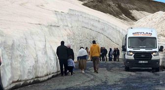 Nemrut'taki 10 metrelik kar tünellerine yoğun ilgi