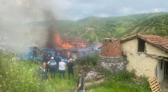 Tokat'ta çıkan yangında 2 katlı ahşap ev kullanılmaz hale geldi