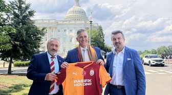 ABD Kongre Üyesi Michael Baumgartner'a Galatasaray forması hediye edildi