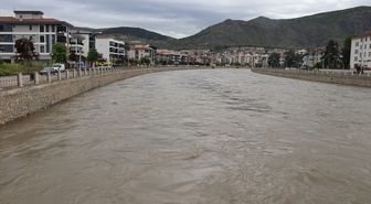 Amasya'da etkisini sürdüren sağanak Yeşilırmak'ın debisini yükseltti