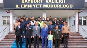 Bayburt'ta bayram nöbetindeki güvenlik güçleriyle bayramlaşıldı
