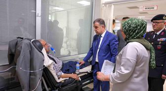 Bayburt'ta sağlık çalışanları ve hastalarla bayramlaşıldı