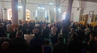 Bayramın üçüncü gününde, vatandaşlar cuma namazında camileri doldurdu
