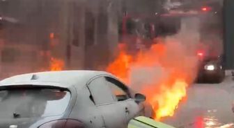 Beyoğlu'nda seyir halindeki otomobil alev alev yandı