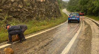 Bilecik'te yola düşen kaya parçaları temizlendi