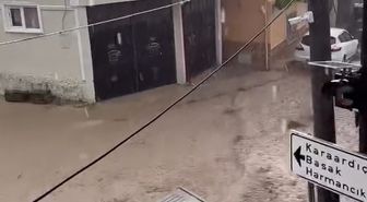 Bursa'da sel meydana geldi; evleri su bastı, çatı çöktü