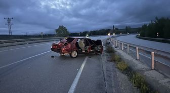 Çorum'da bariyerlere çarpan otomobildeki 1 kişi yaralandı