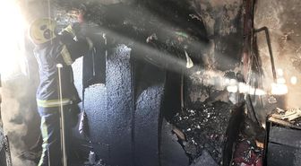 Denizli'de 4 katlı apartmanın çatısında çıkan yangında ev kullanılamaz hale geldi