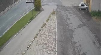Direksiyonda bayıldı, boş dükkana çarparak durabildi