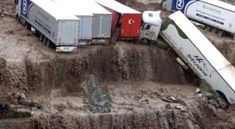 Doğu Akdeniz'de sağanak; caddeleri su bastı