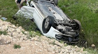 Erzincan'da devrilen otomobildeki 1'i bebek 3 kişi yaralandı