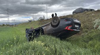 Erzincan'da şarampole devrilen otomobildeki 4 kişi yaralandı